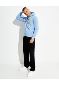 Versace Jeans Couture - VERSACE JEANS COUTURE - Bawełniana niebieska bluza z kapturem. Typ kołnierza: kaptur. Kolor: niebieski. Materiał: bawełna. Długość rękawa: długi rękaw. Długość: długie. Wzór: nadruk #2