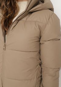 Born2be - Brązowa Pikowana Kurtka o Prostym Kroju z Kapturem i Kieszeniami Leolea. Okazja: na spacer, na co dzień. Typ kołnierza: kaptur. Kolor: beżowy, brązowy. Materiał: jeans. Sezon: zima. Styl: casual #7