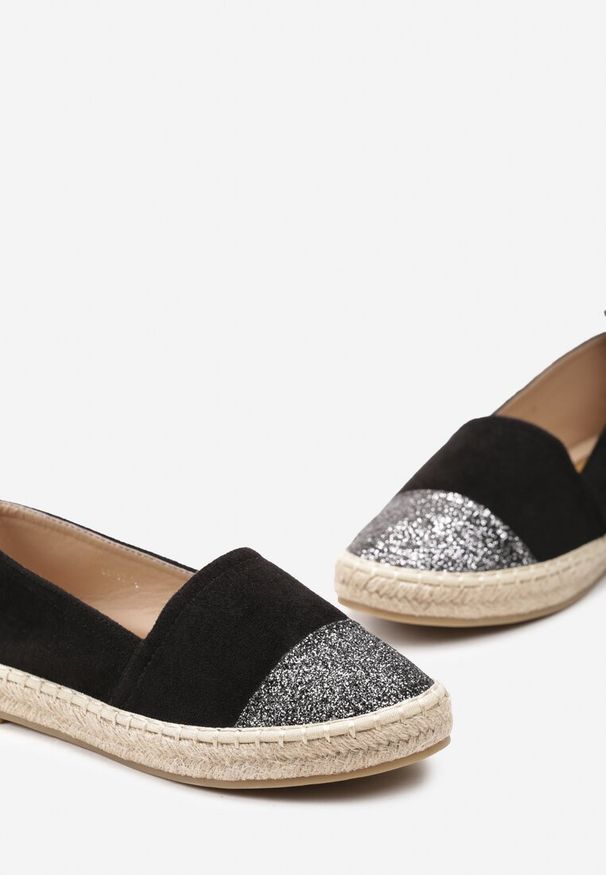 Born2be - Czarne Espadryle Nysalenia. Nosek buta: okrągły. Zapięcie: bez zapięcia. Kolor: czarny. Szerokość cholewki: normalna. Obcas: na platformie