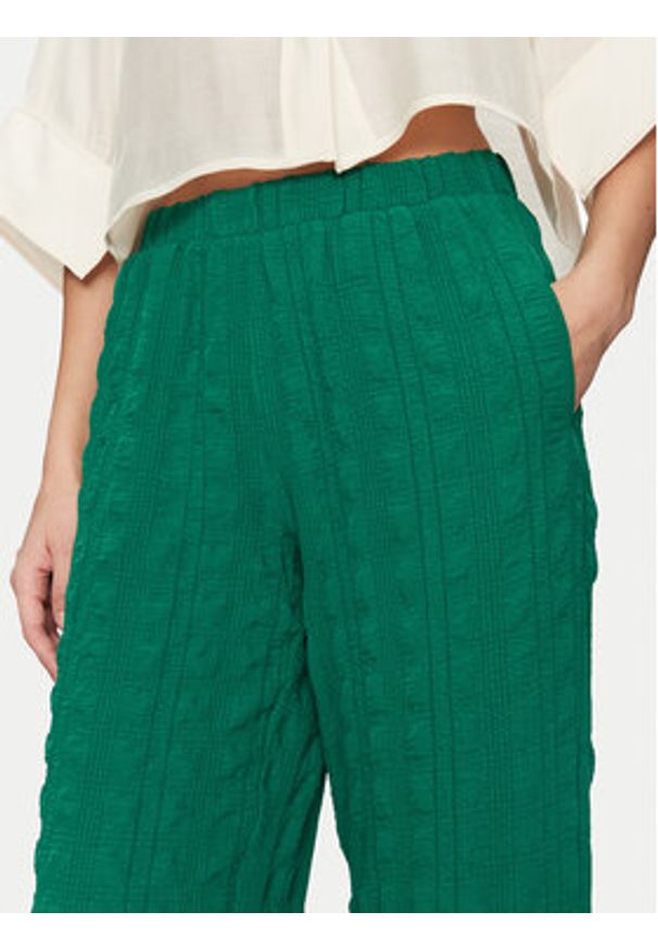 Vero Moda Spodnie materiałowe Noella 10325210 Zielony Straight Fit. Kolor: zielony. Materiał: syntetyk