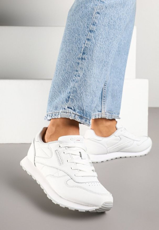 Renee - Białe Skórzane Sneakersy w Casualowym Stylu Tirivon. Okazja: na co dzień, na spacer. Kolor: biały. Materiał: skóra. Szerokość cholewki: normalna. Sport: turystyka piesza