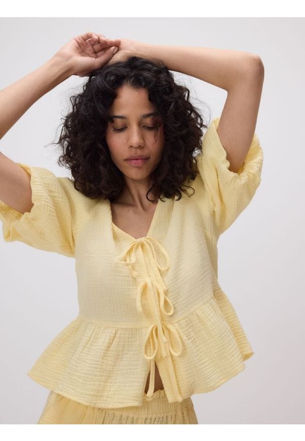 Reserved - Muślinowa bluzka z wiązaniem - jasnożółty. Kolor: żółty. Materiał: bawełna, tkanina. Styl: klasyczny