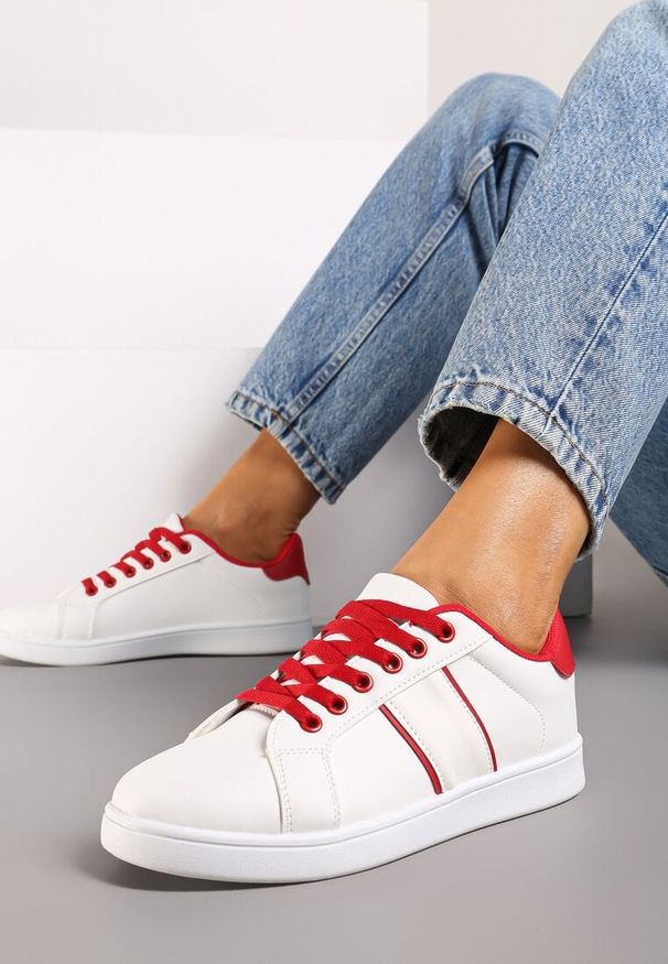 Born2be - Biało-Czerwone Płaskie Sneakersy ze Sznurowaniem Ozdobione Paskami Elithna. Okazja: na co dzień. Nosek buta: okrągły. Zapięcie: pasek. Kolor: biały. Materiał: jeans, materiał. Wzór: aplikacja. Obcas: na obcasie. Wysokość obcasa: niski