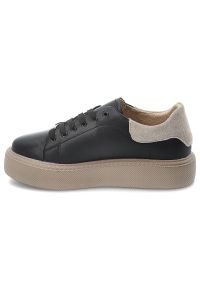 Sneakersy damskie Filippo, wykonane ze skóry naturalnej klasyczny sznurowany fason zaokrąglony nosek oraz modna podeszwa na platformie, czarne, DP611. Okazja: na co dzień. Zapięcie: sznurówki. Kolor: czarny. Materiał: skóra. Szerokość cholewki: normalna. Obcas: na platformie. Styl: klasyczny #2