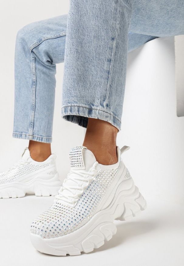 Born2be - Białe Sneakersy na Grubej Podeszwie Ozdobione Cyrkoniami Nallua. Okazja: na co dzień, na spacer. Kolor: biały. Wzór: aplikacja. Sport: turystyka piesza