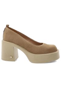 Półbuty damskie Karino, stabilny słupek podwyższona platforma miękka cholewka zabudowany przód masywna podeszwa, beżowe, 5996/007-P. Okazja: na co dzień. Kolor: beżowy. Materiał: zamsz, skóra. Szerokość cholewki: normalna. Obcas: na platformie. Styl: casual, elegancki. Wysokość obcasa: średni #8