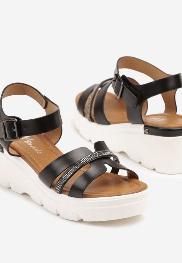 Renee - Czarne Sandały na Koturnie z Paseczkiem z Cyrkoniami Lisindra. Okazja: na co dzień. Kolor: czarny. Materiał: len, jeans. Wzór: aplikacja. Obcas: na koturnie. Styl: wizytowy, elegancki, casual. Wysokość obcasa: średni
