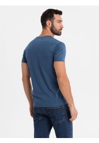 Ombre Clothing - T-shirt męski z dekoltem na guziki i zamszowym wykończeniem – ciemnoniebieski V2. Okazja: na co dzień. Kolor: niebieski. Materiał: zamsz. Wzór: gładki. Styl: klasyczny, casual #6