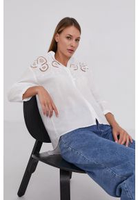 Answear Lab Koszula damska kolor biały relaxed ze stójką. Typ kołnierza: kołnierzyk stójkowy. Kolor: biały. Materiał: tkanina. Długość: długie. Wzór: haft. Styl: wakacyjny #1