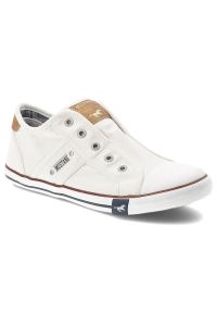 Trampki damskie Mustang, cholewka z materiału wsuwana konstrukcja z elastycznymi wstawkami klasyczna forma niska podeszwa zapewniająca komfort na co. Okazja: na co dzień. Kolor: biały. Materiał: materiał. Szerokość cholewki: normalna. Styl: klasyczny #3