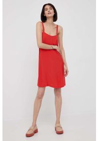Sisley sukienka kolor czerwony mini prosta. Kolor: czerwony. Materiał: tkanina. Długość rękawa: na ramiączkach. Typ sukienki: proste. Długość: mini #5
