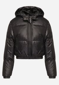 Born2be - Czarna Kurtka Pikowana o Krótkim Fasonie z Kapturem Tinthella. Okazja: na spacer, na co dzień. Typ kołnierza: kaptur. Kolor: czarny. Materiał: jeans. Długość: krótkie. Wzór: aplikacja. Styl: casual, elegancki #4