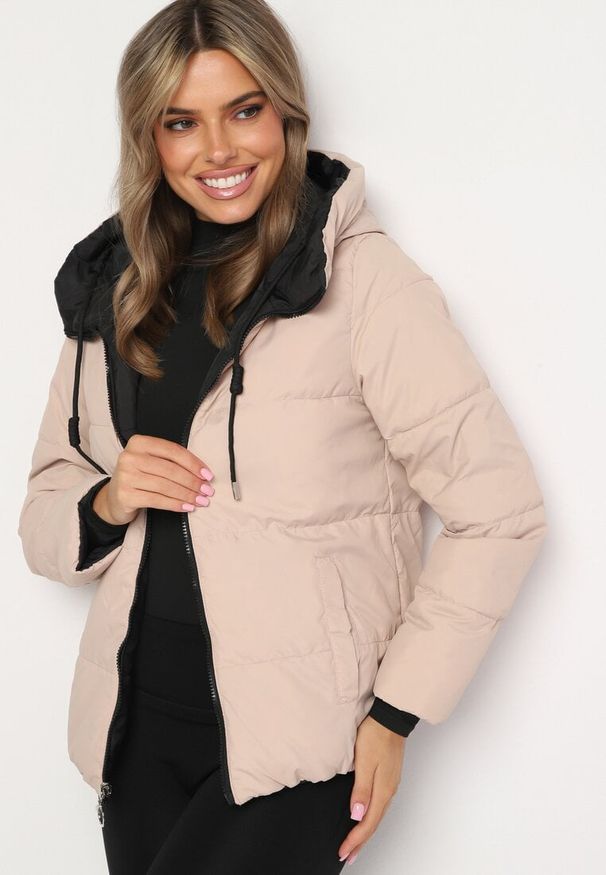 Born2be - Ciemnobeżowa Dwustronna Kurtka Pikowana Ozdobiona Sznurkami Mivvena. Okazja: na co dzień. Kolor: beżowy. Materiał: jeans. Długość rękawa: długi rękaw. Długość: długie. Wzór: aplikacja. Styl: casual