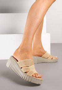 Renee - Ciemnobeżowe Klapki Vices na Koturnie Ozdobione Perforacją Sarasea. Okazja: na co dzień. Kolor: beżowy. Wzór: aplikacja. Sezon: lato. Obcas: na koturnie. Styl: casual #3