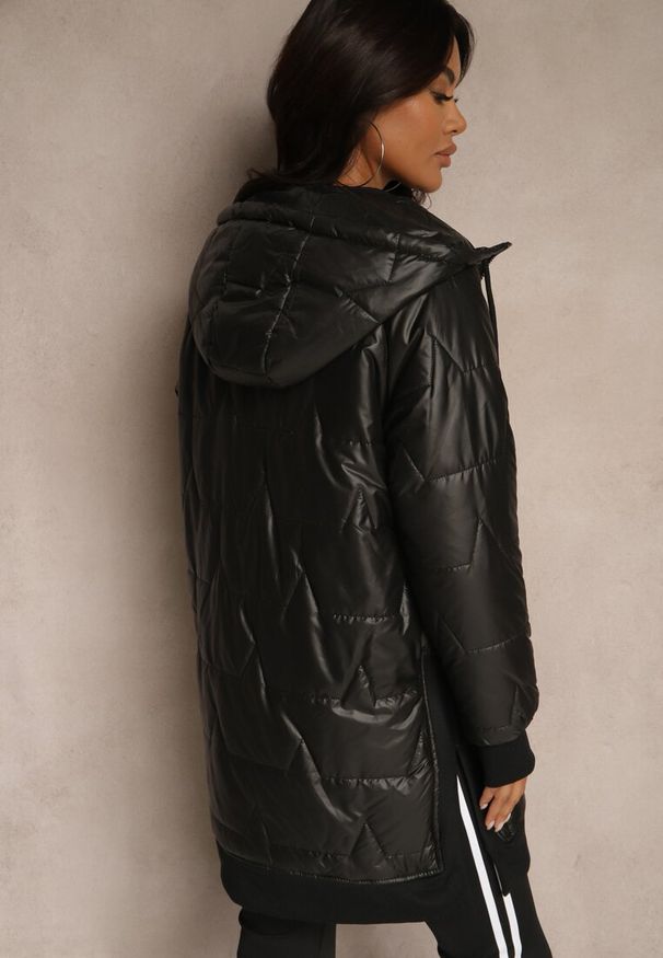 Renee - Czarna Przejściowa Kurtka z Kapturem Zdobiona Pikowaniem Fesulia. Okazja: na co dzień, na spacer. Typ kołnierza: kaptur. Kolor: czarny. Materiał: jeans. Wzór: aplikacja. Styl: klasyczny, casual