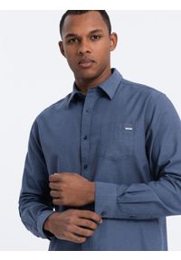 Ombre Clothing - Bawełniana męska koszula z kieszenią REGULAR FIT - niebieska V3 OM-SHCS-0147 - XXL. Typ kołnierza: kołnierzyk klasyczny. Kolor: niebieski. Materiał: bawełna. Długość rękawa: długi rękaw. Długość: długie. Styl: klasyczny #1
