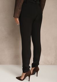 Renee - Czarne Spodnie Ozdobione Paskiem z Klamrą Falarise. Okazja: na co dzień. Kolor: czarny. Wzór: aplikacja. Styl: klasyczny, casual, elegancki