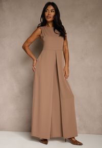 Renee - Ciemnobeżowy Taliowany Kombinezon Ozdobiony Zakładkami Berinola. Okazja: na imprezę. Kolor: beżowy. Wzór: aplikacja. Styl: elegancki, wizytowy #4