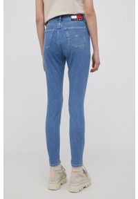 Tommy Jeans jeansy SYLVIA CE619 DW0DW12022.PPYY damskie high waist. Stan: podwyższony. Kolor: niebieski #4