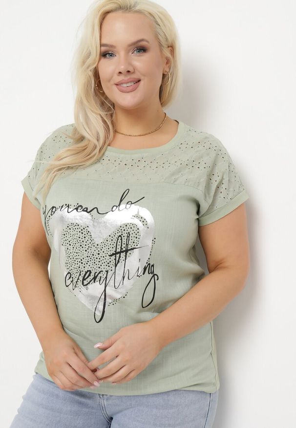 Born2be - Miętowa Bluzka z Lnem Ozdobiona Ażurowym Wzorem i Nadrukiem Sirettama. Kolor: miętowy. Materiał: len. Wzór: aplikacja, ażurowy, nadruk. Sezon: lato. Styl: elegancki