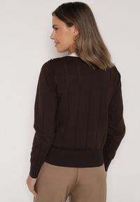 Born2be - Brązowy Sweter z Wiskozą Ozdobiony Kokardą Eleganckimi Guzikami i Kontrastowymi Detalami Miariel. Okazja: na co dzień. Typ kołnierza: kokarda. Kolor: brązowy. Materiał: wiskoza. Długość rękawa: długi rękaw. Długość: długie. Wzór: aplikacja. Styl: elegancki #4