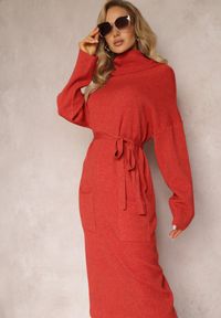 Renee - Czerwona Sweterkowa Sukienka z Materiałowym Paskiem i Wywijanym Golfem Raileanu. Typ kołnierza: golf. Kolor: czerwony. Materiał: materiał. Sezon: zima #4