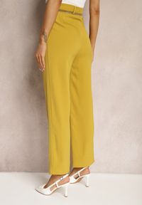Renee - Żółte Eleganckie Spodnie z Rozszerzanymi Nogawkami Wykończone Ozdobnym Łańcuszkiem w Pasie Hamophona. Okazja: na spotkanie biznesowe. Stan: podwyższony. Kolor: żółty. Styl: elegancki #5