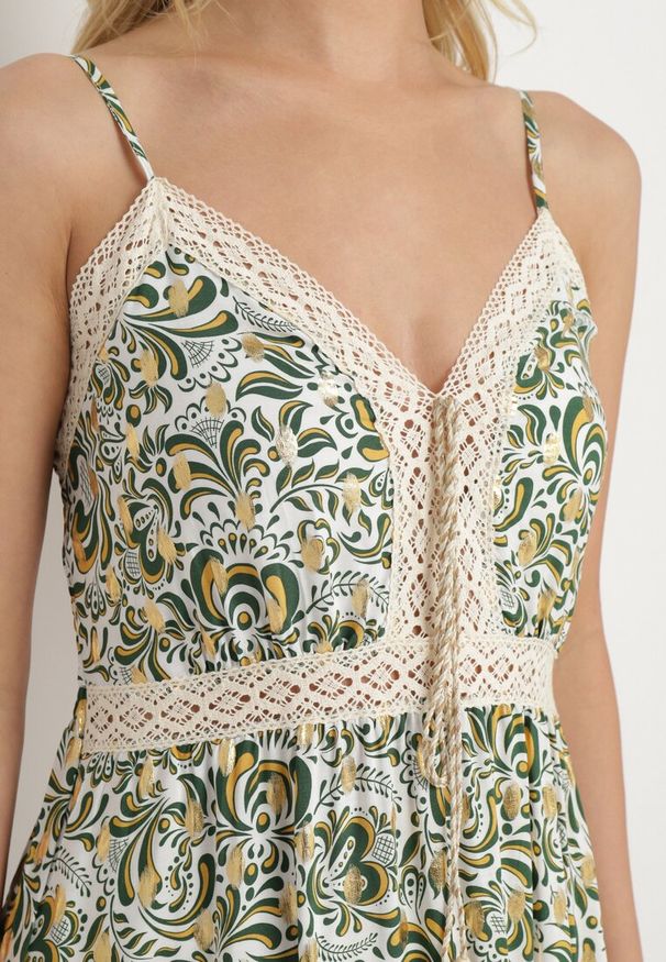 Born2be - Zielono-Beżowa Rozkloszowana Sukienka z Bawełny na Cienkich Ramiączkach z Gumką w Pasie i Haftem Xuretta. Okazja: na spacer, na imprezę. Typ kołnierza: dekolt w kształcie V. Kolor: zielony. Materiał: bawełna. Długość rękawa: na ramiączkach. Wzór: haft. Sezon: lato. Styl: boho