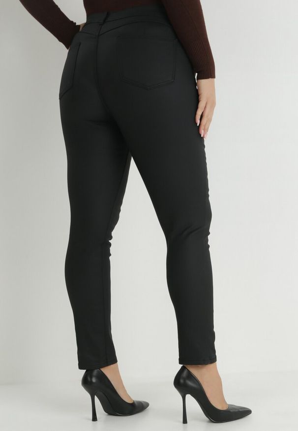 Born2be - Czarne Spodnie Push-Up z Imitacji Skóry Ocieplone Neco. Okazja: na co dzień. Kolekcja: plus size. Kolor: czarny. Materiał: skóra. Wzór: aplikacja. Sezon: zima, jesień. Styl: casual