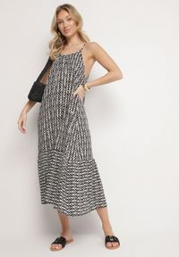 Born2be - Czarna Bawełniana Sukienka Rozkloszowana z Geometrycznym Wzorem Niladora. Okazja: na co dzień. Kolor: czarny. Materiał: bawełna. Długość rękawa: na ramiączkach. Wzór: geometria. Sezon: lato. Styl: casual #2