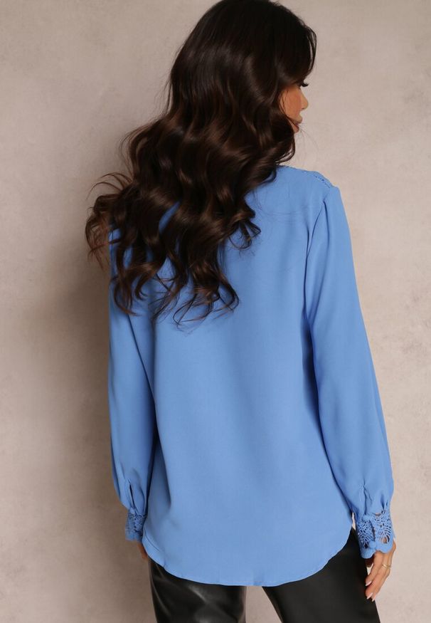 Renee - Niebieska Koszula z Ażurową Stójką i Bufiastym Rękawem Nito. Typ kołnierza: kołnierzyk stójkowy. Kolor: niebieski. Materiał: tkanina. Wzór: ażurowy