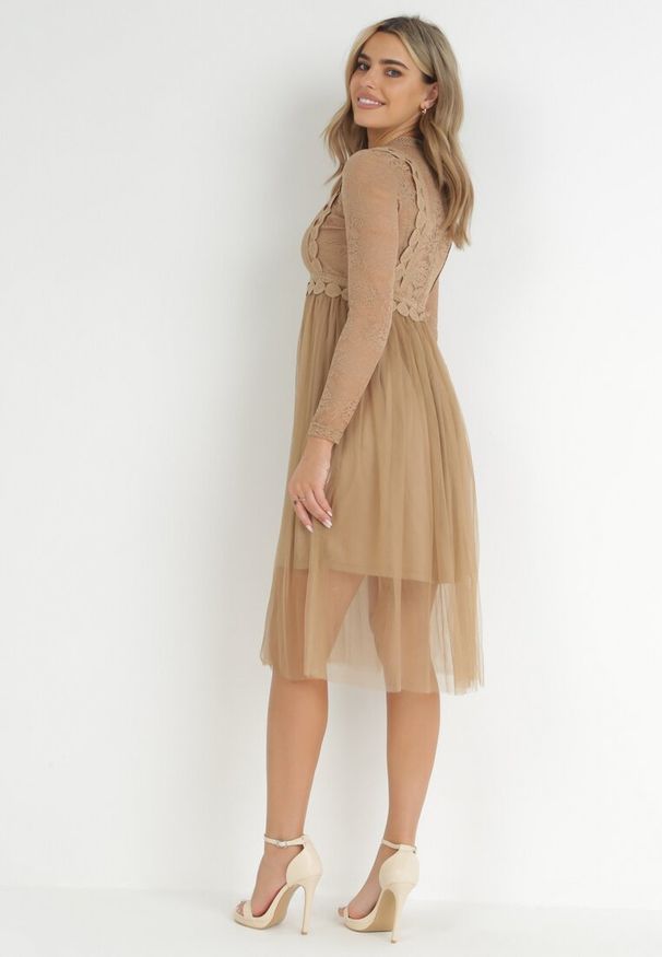 Born2be - Ciemnobeżowa Sukienka Jynerris. Typ kołnierza: kołnierzyk stójkowy. Kolor: beżowy, brązowy. Materiał: tiul, koronka, materiał. Długość rękawa: długi rękaw. Wzór: aplikacja, ażurowy. Styl: elegancki. Długość: midi