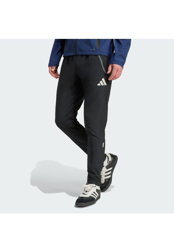 Adidas - Spodnie Arsenal Tiro 25 Competition Vis Tech Travel. Kolor: czarny. Materiał: dresówka. Sport: piłka nożna