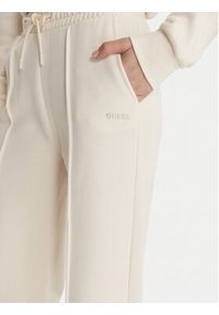 Guess Spodnie dresowe V6RB17 K9V31 Écru Regular Fit. Materiał: bawełna #4