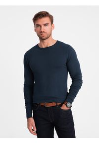 Ombre Clothing - Klasyczny męski sweter z wiskozą BASIC z okrągłym dekoltem – granatowy V9. Kolor: niebieski. Materiał: wiskoza. Styl: klasyczny