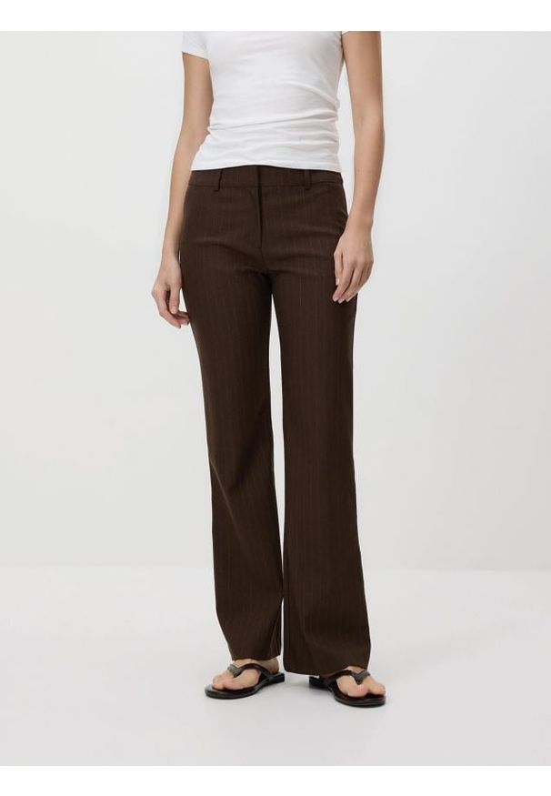 Reserved - Spodnie w paski - ciemnobrązowy. Kolor: brązowy. Materiał: wiskoza, tkanina. Wzór: paski