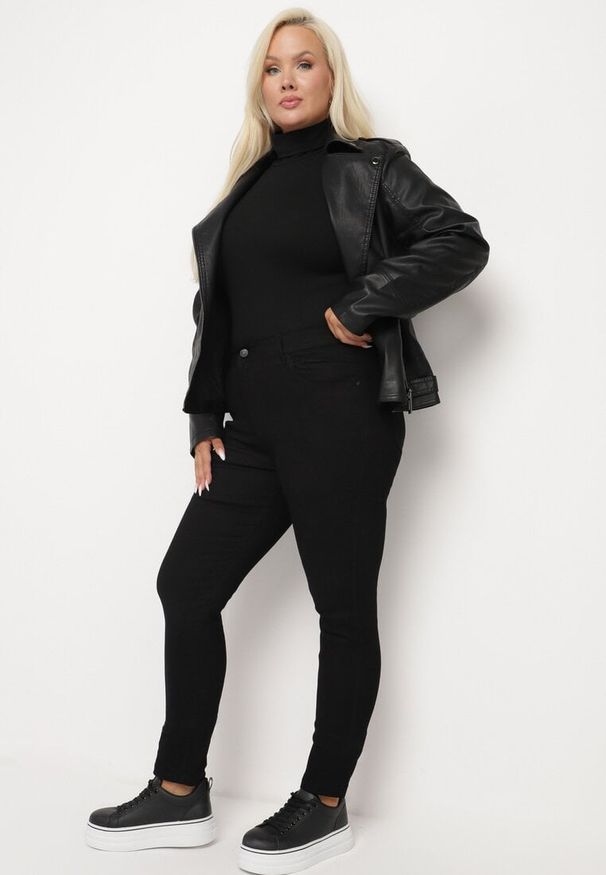 Born2be - Czarne Jeansy Skinny z Kieszeniami i Wysokim Stanem Nevennia. Okazja: na co dzień. Stan: podwyższony. Kolor: czarny. Wzór: aplikacja. Styl: wizytowy, klasyczny, elegancki, casual