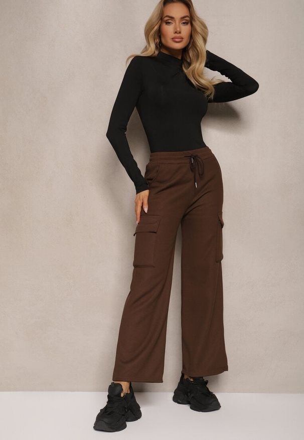 Renee - Brązowe Szerokie Spodnie Dresowe Cargo High Waist w Stylu Cargo z Ociepleniem Sevifra. Okazja: na co dzień. Stan: podwyższony. Kolor: brązowy. Materiał: dresówka. Długość: długie. Styl: casual
