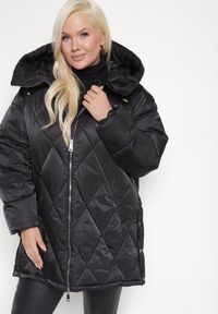 Born2be - Czarna Pikowana Kurtka z Rozcięciami na Napy i z Kapturem ze Ściągaczami Letamira. Okazja: na co dzień. Typ kołnierza: kaptur. Kolekcja: plus size. Kolor: czarny. Materiał: jeans. Długość rękawa: długi rękaw. Długość: długie. Styl: elegancki, casual #5