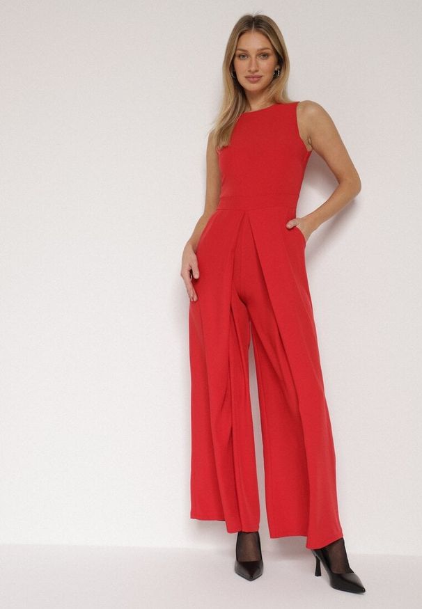 Born2be - Czerwony Elegancki Kombinezon z Ozdobnymi Zakładkami Zellysha. Okazja: na co dzień, na spotkanie biznesowe. Kolor: czerwony. Wzór: aplikacja. Styl: elegancki