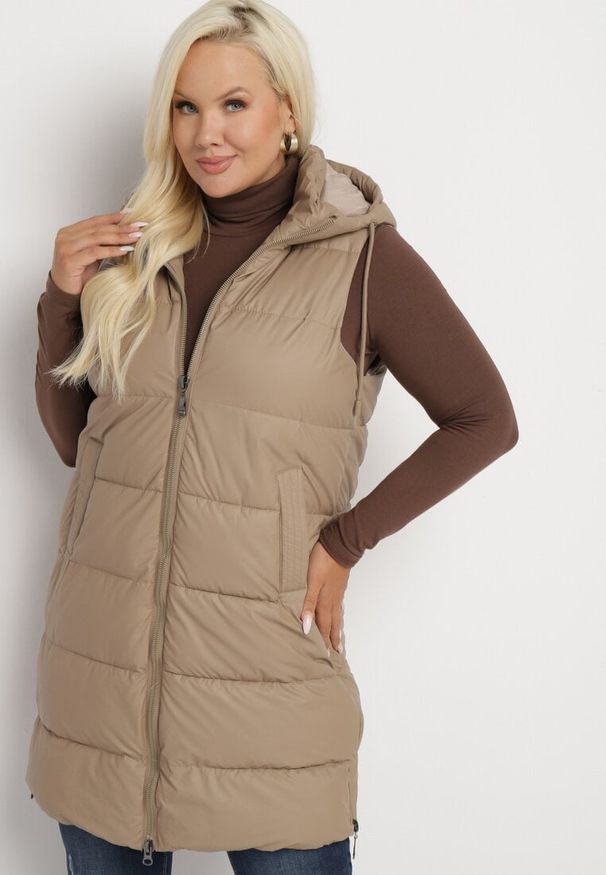 Born2be - Beżowa Pikowana Kamizelka z Kapturem na Suwak i Napy Timella. Okazja: na co dzień, na spacer. Typ kołnierza: kaptur. Kolekcja: plus size. Kolor: beżowy. Materiał: jeans, tkanina. Wzór: aplikacja. Styl: klasyczny, casual, elegancki