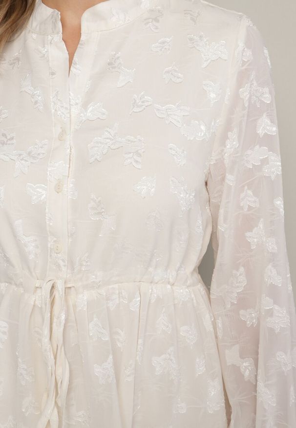 Born2be - Jasnobeżowa Rozkloszowana Sukienka z Tkaniny Plumeti ze Ściągaczem w Talii i Falbanką Ilisia. Kolor: beżowy. Materiał: tkanina. Styl: elegancki, boho