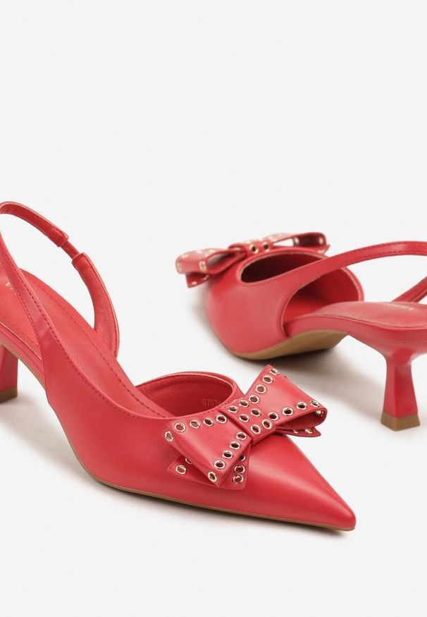 Renee - Czerwone Sandały Vices na Kaczuszce Slingback z Kokardą i Nitami Fennadia. Okazja: na co dzień, na spacer. Zapięcie: sprzączka. Kolor: czerwony. Materiał: jeans. Obcas: na szpilce. Styl: klasyczny, elegancki, casual. Wysokość obcasa: średni