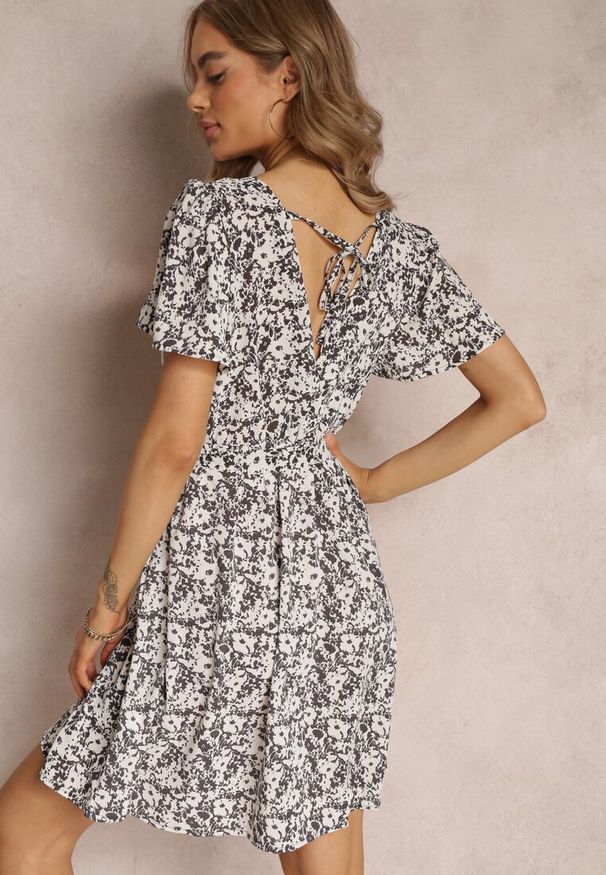 Renee - Czarno-Biała Sukienka z Kopertowym Dekoltem w Kwiaty z Gumką i Paskiem w Talii Arlettie. Kolor: czarny. Wzór: kwiaty. Sezon: lato. Typ sukienki: kopertowe. Długość: mini