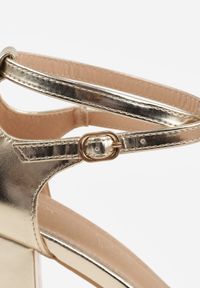 Born2be - Złote Sandały Vices na Obcasie ze Skórzaną Wkładką i Ozdobnymi Paskami Edianisea. Zapięcie: pasek. Kolor: złoty. Materiał: skóra. Wzór: paski. Obcas: na obcasie. Wysokość obcasa: średni #4