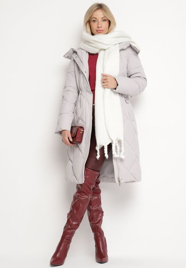 Born2be - Jasnoszara Pikowana Kurtka z Kapturem i Ozdobnym Kołnierzem Ściągana w Pasie Ellarisa. Typ kołnierza: kaptur. Kolor: szary. Materiał: wełna, jeans. Styl: elegancki