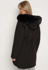 Born2be - Czarna Dwustronna Kurtka Parka Futerko z Kapturem Alorrise. Okazja: na co dzień. Typ kołnierza: kaptur. Kolor: czarny. Materiał: futro. Wzór: gładki. Styl: casual, elegancki #4
