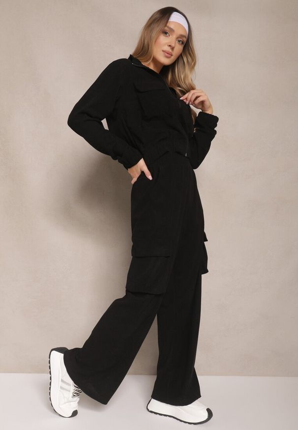 Renee - Czarny Komplet Dresowy Cargo z Bluzą ze Stójką i Spodniami o Szerokim Kroju Arrivenna. Kolor: czarny. Materiał: dresówka. Sport: turystyka piesza