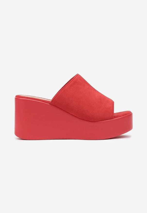 Renee - Czerwone Klapki na Koturnie w Klasycznym Stylu Foneira. Okazja: na co dzień. Kolor: czerwony. Materiał: jeans. Wzór: aplikacja. Sezon: lato. Obcas: na koturnie. Styl: klasyczny