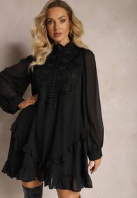 Renee - Czarna Sukienka Rislea. Typ kołnierza: kołnierzyk stójkowy. Kolor: czarny. Materiał: koronka. Wzór: ażurowy, koronka. Styl: wizytowy. Długość: mini #3